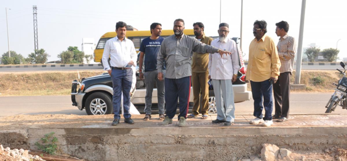 Civic chief inspects sanitation on National Highway