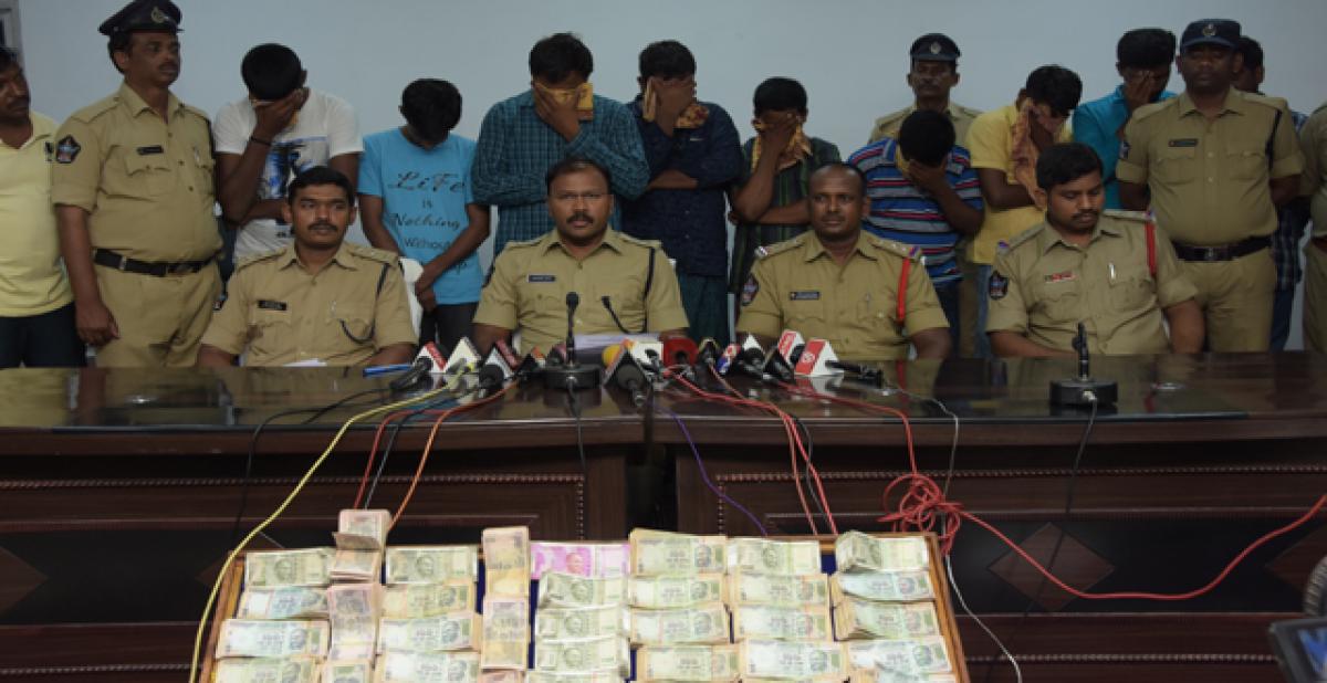 13.4L cash seized, 9 held