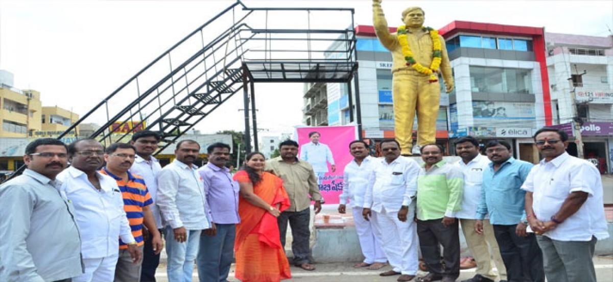 TRS leaders perform palabhishekam to KCR’s portrait