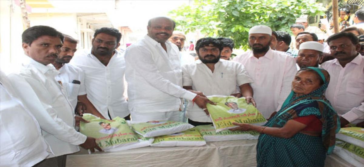 Muddagouni distributes Ramzan gift packets