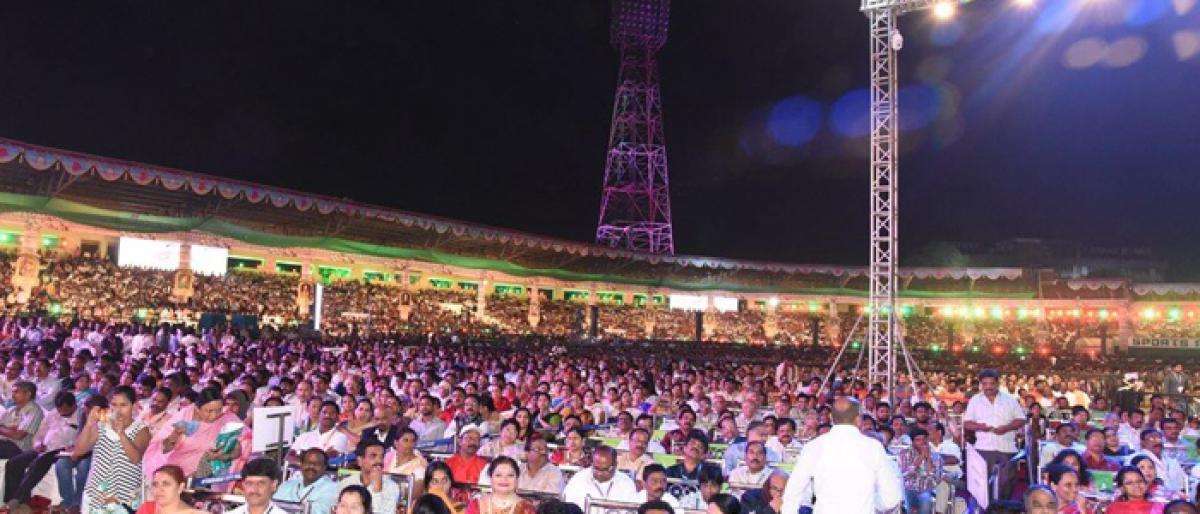 30,000 literary lovers throng LB Stadium