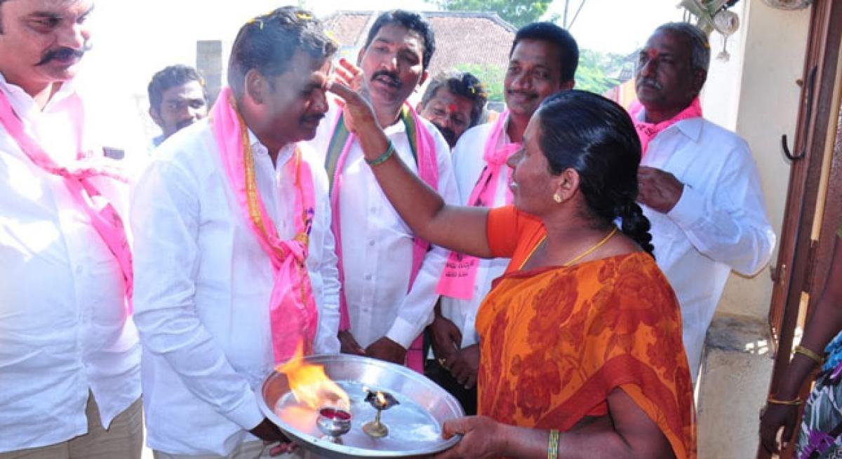 Vote for TRS to receive benefits of govt schemes: Lingala