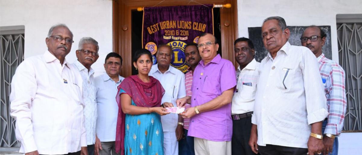 Lions Club extends financial support to student in Kakinada