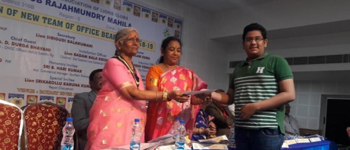 Lions Club of Rajamahendravaram extends financial help to student