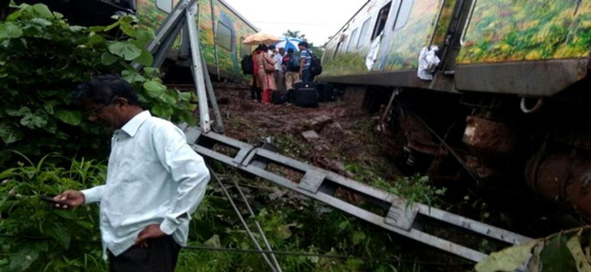 Nagpur-Mumbai train derailment: Alert driver felicitated by Lohani