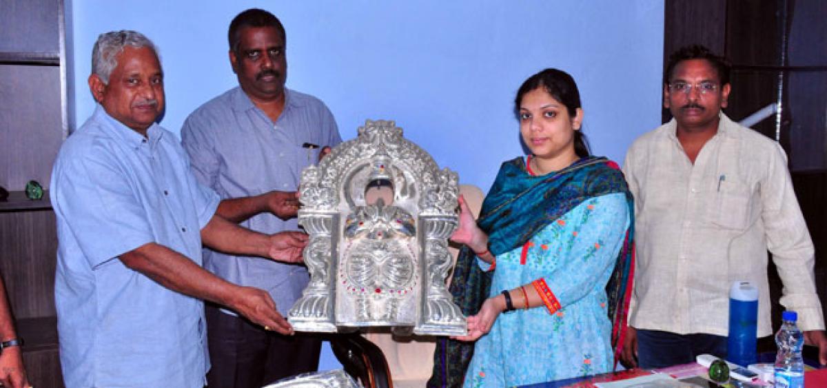 Devotee donates 5 lakh worth ornament to God
