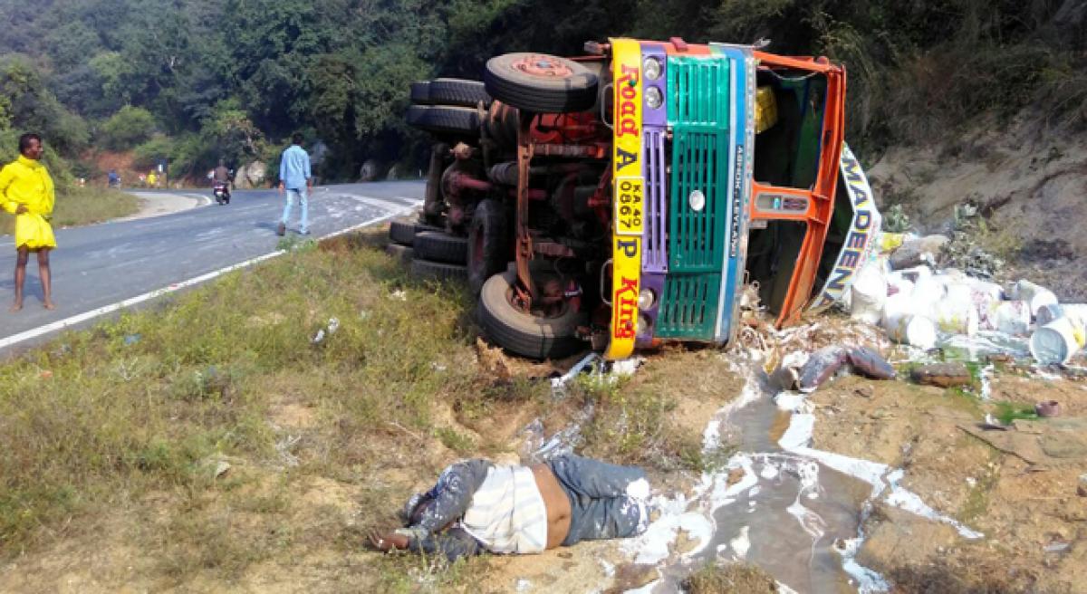 2 injured as lorry rams into rocks on ghat road
