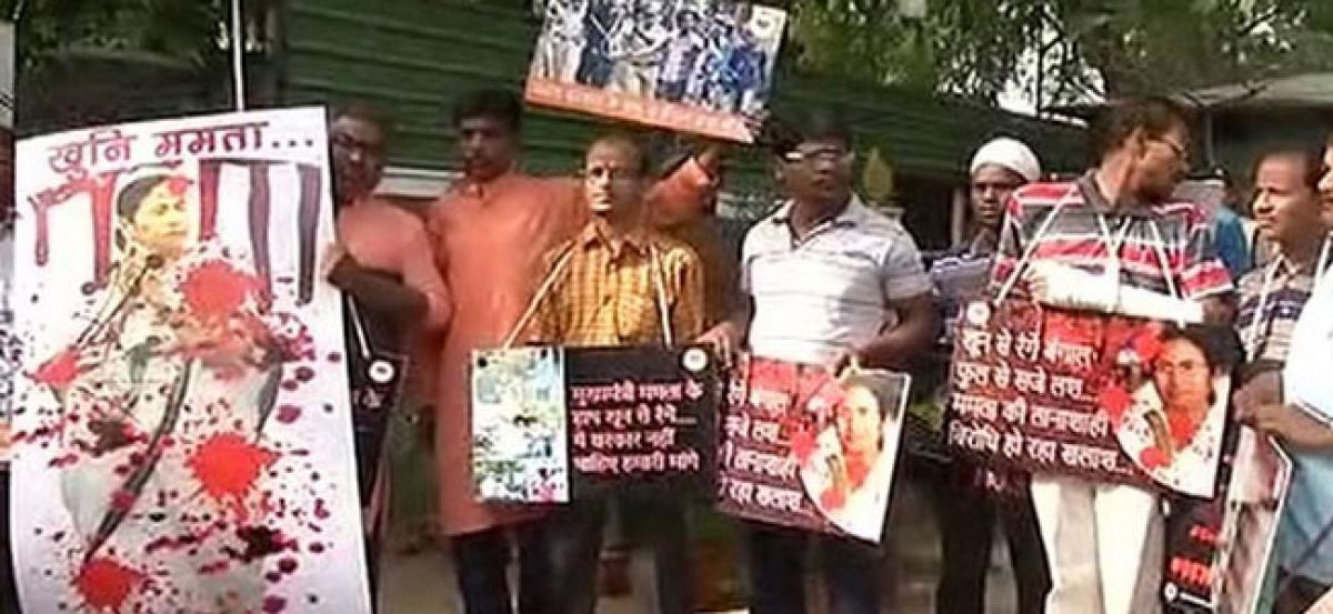 BJP workers demonstrate outside Rajnath Singhs residence