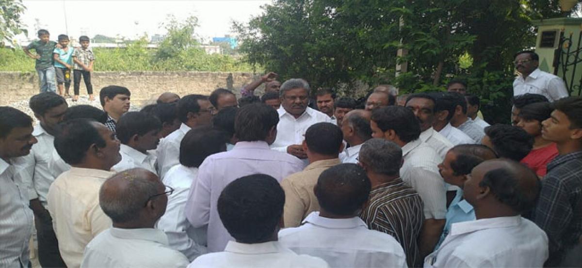 Mandadi Srinivas Rao seeks votes for Mahakutami