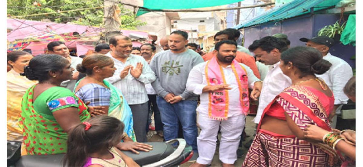 Intintiki TRS: Govardhan interacts with locals of Baghikhana