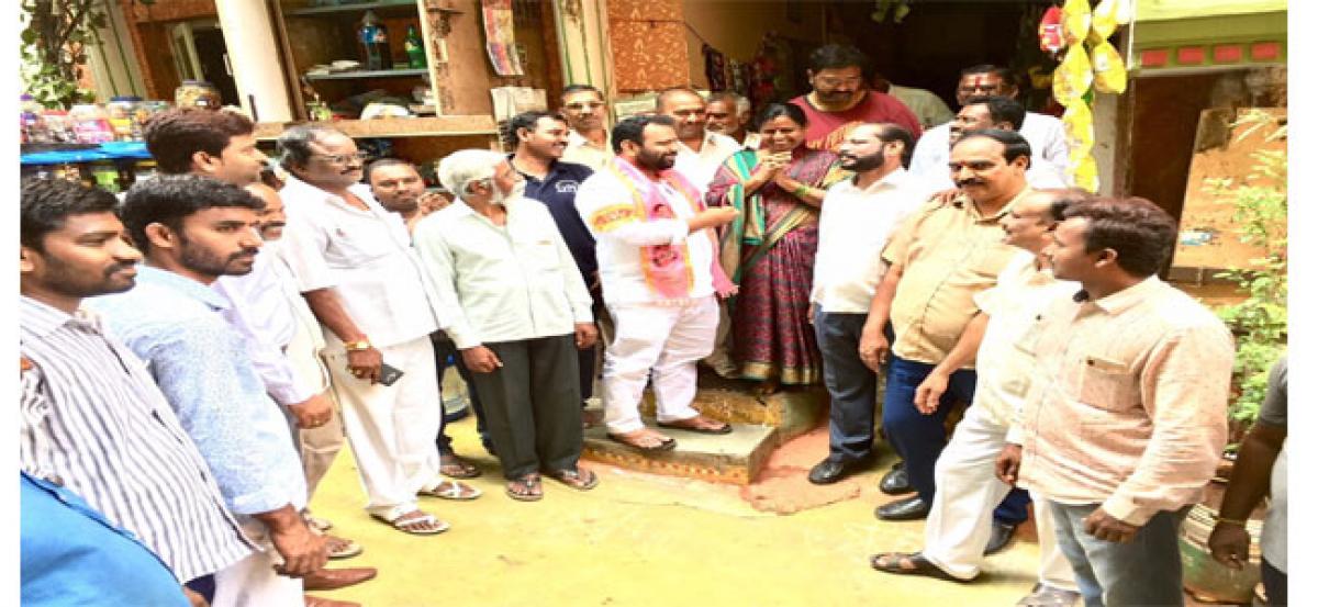 Manne Govardhan Reddy participates in Intintiki TRS programme