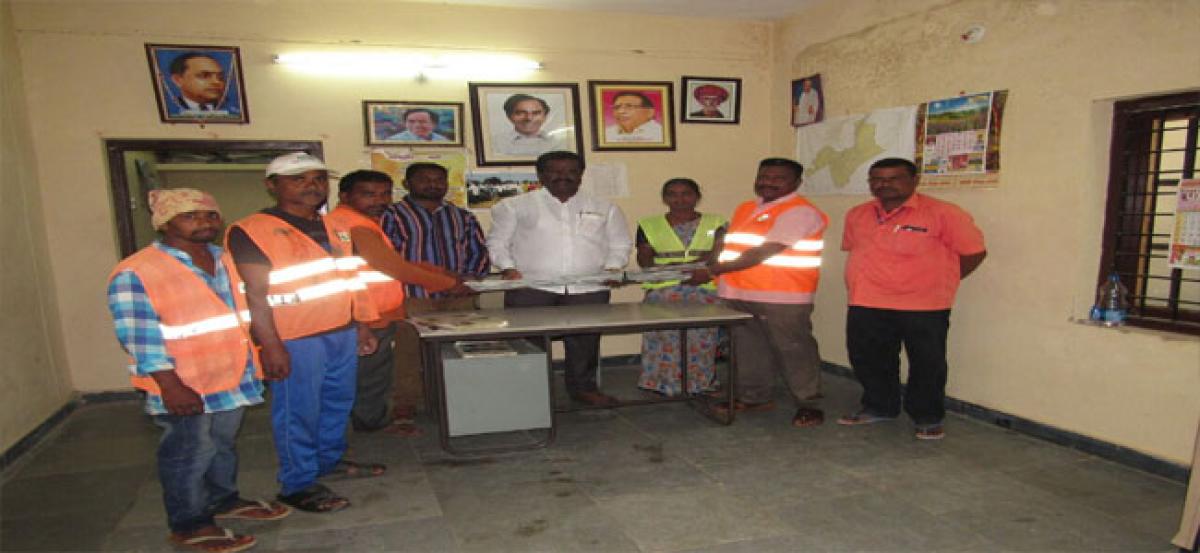 Pannala distributes tools to sanitation workers