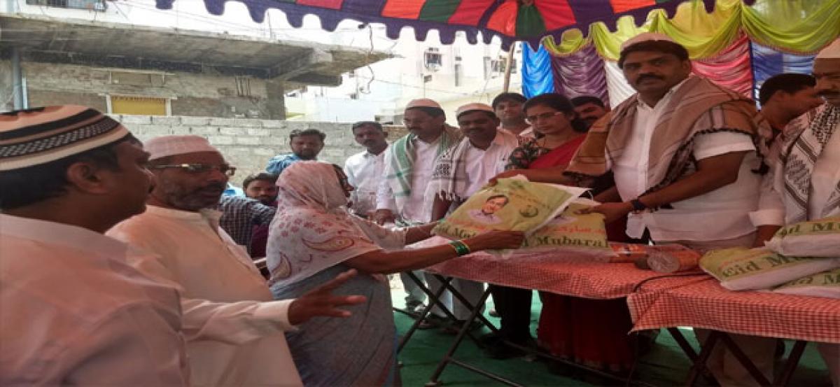 Mekala distributes Ramzan gifts