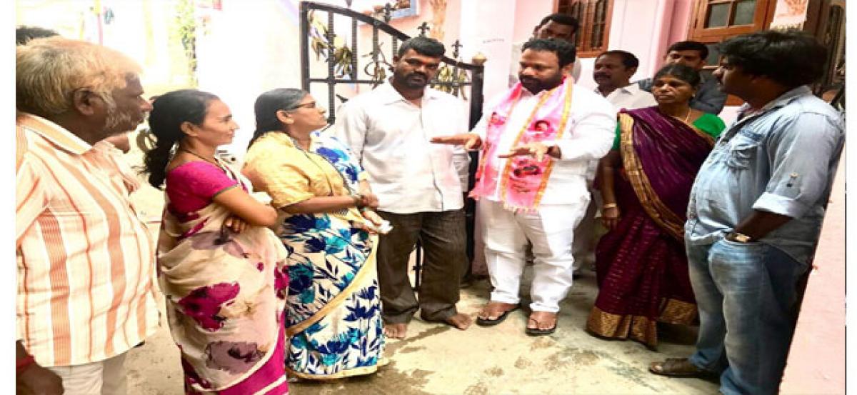 Intiintiki TRS: MGR visits Showkathnagar