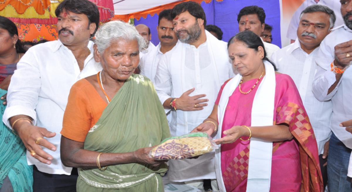 MLA distributes saris to poor