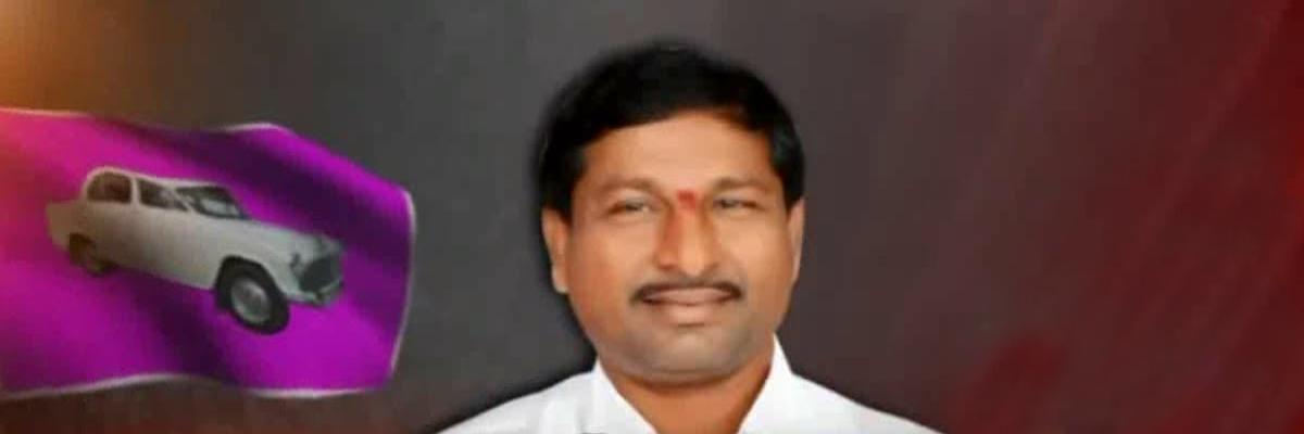 Chappal hurled at TRS candidate in Bhadradri-Kothagudem