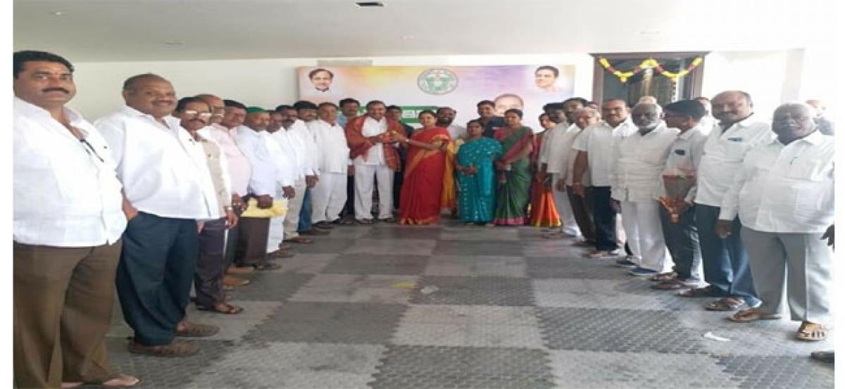 TRS party workers congratulate former MLA Arekapudi Gandhi