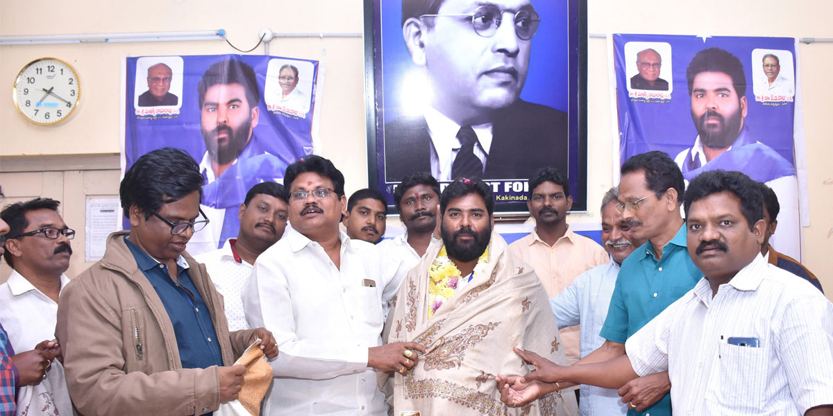 Mala Mahanadu district president felicitated in Kakinada