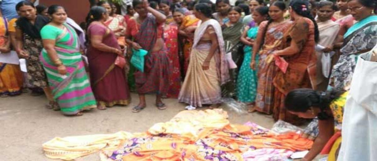 Women unhappy with Bathukamma saree in Mancherial