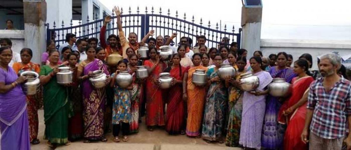 Women demonstrate with empty vessels