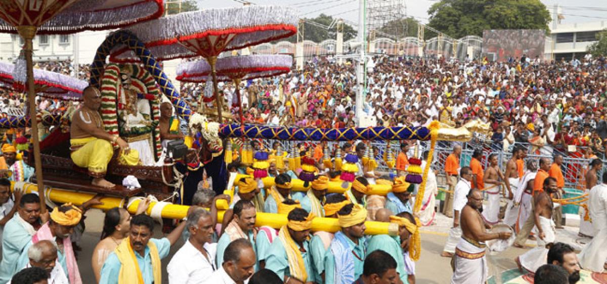 Malayappa mesmerises devotees as Mohini