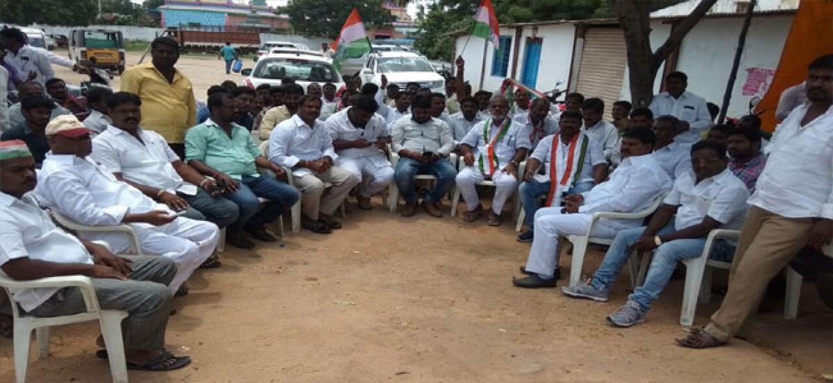 Congress leaders stage dharna at Moinabad