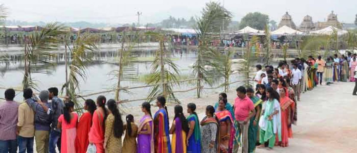 Temples reverberate with Siva chants