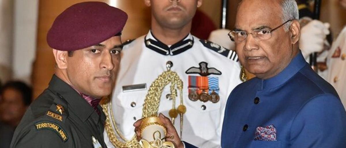 Dhoni, Advani receive Padma Bhushan award