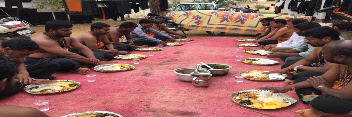 Muslim serves food to Ayyappa devotees