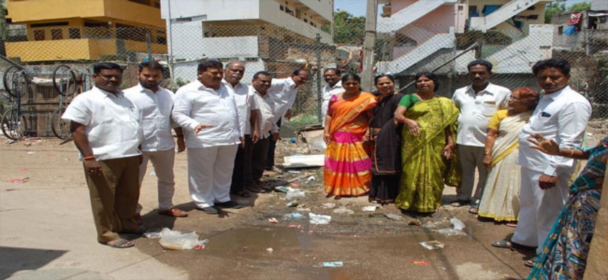 Muta Gopal  interacts with Arundhati Nagar residents