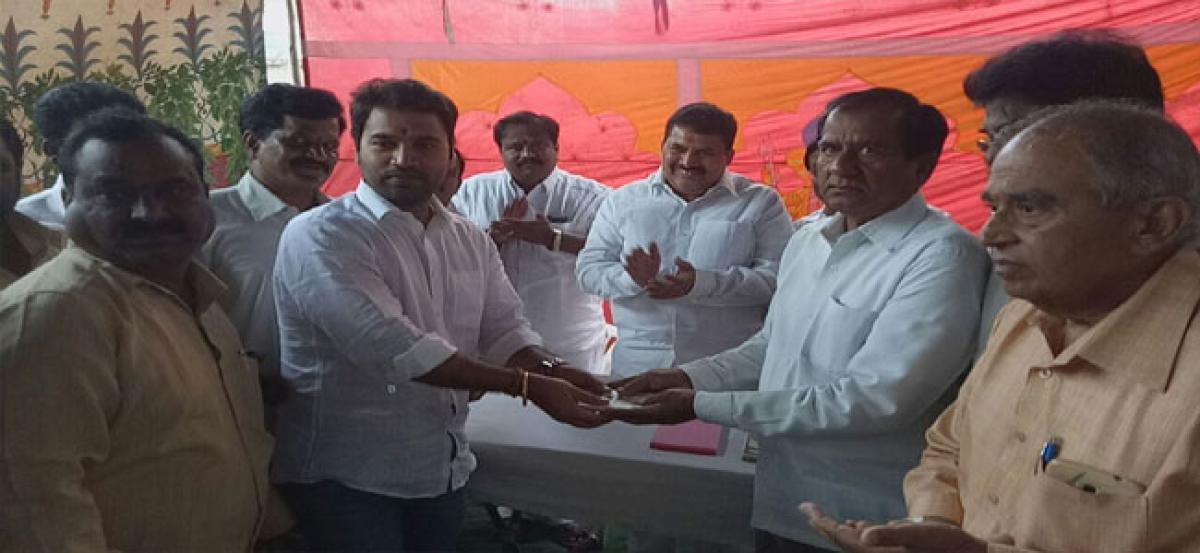 Muta Gopal donates Rs 1.51 lakh to Padmashali Bhavan