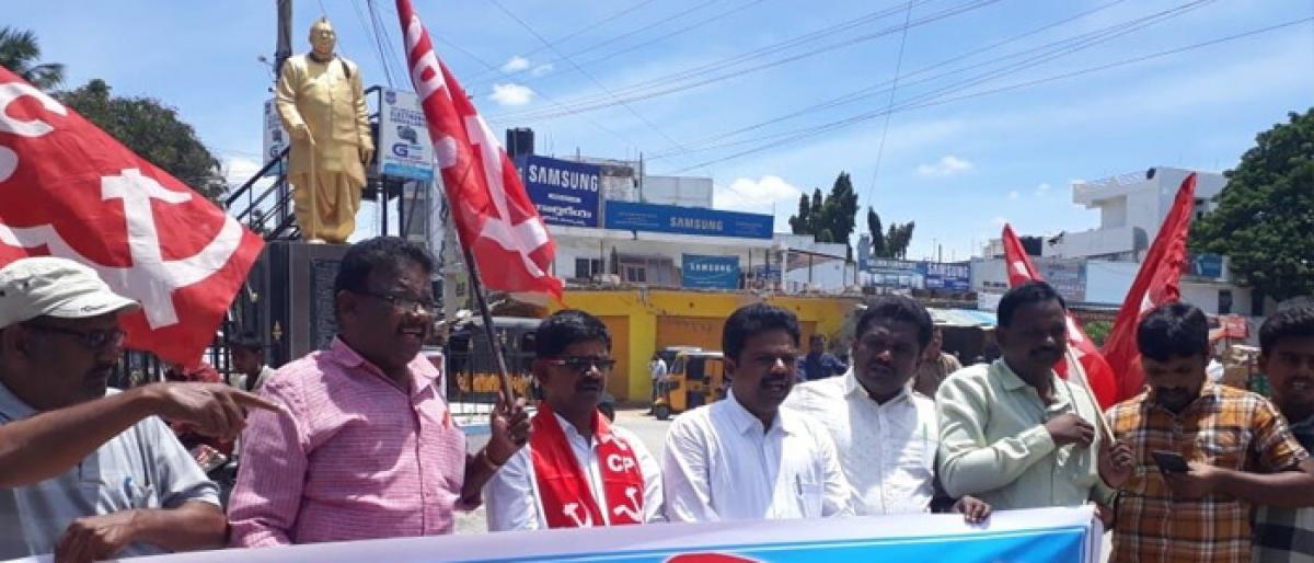 Mahbubnagar CPI leaders stages protests against price rise