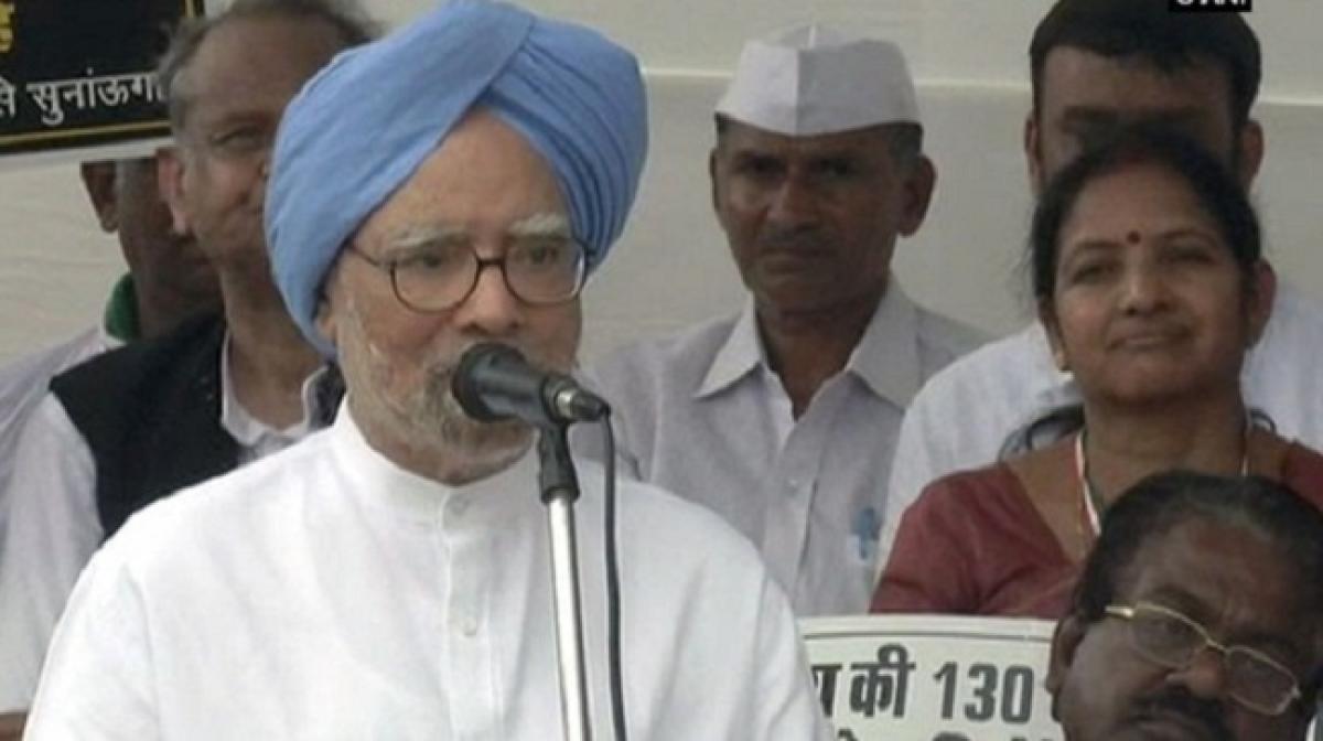 Modi govt has crossed its limits: Manmohan Singh