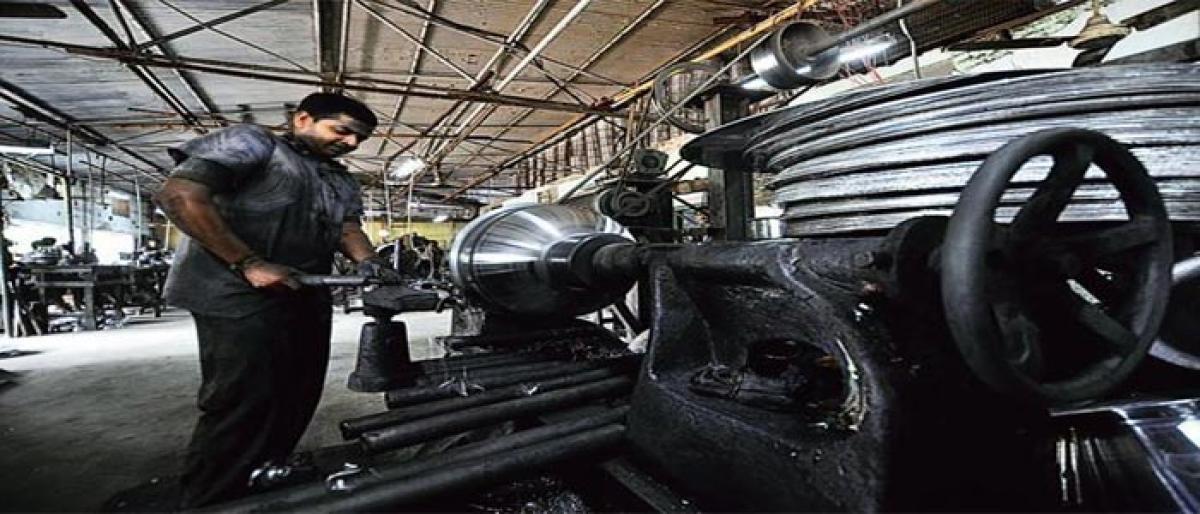 Indias manufacturing output expands in September