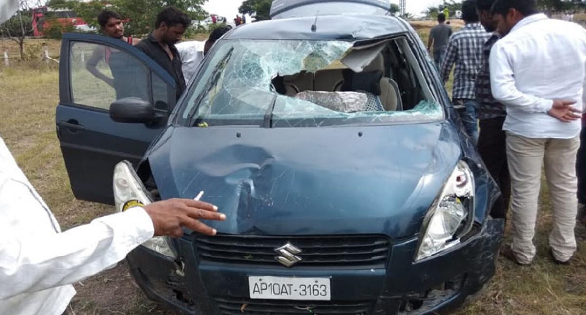 Car hits toddy sellers; one dies