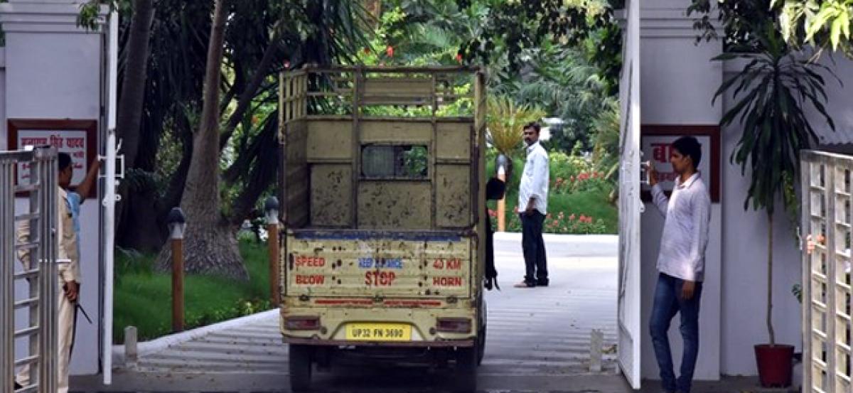 Akhilesh vacates govt. residence as directed by SC