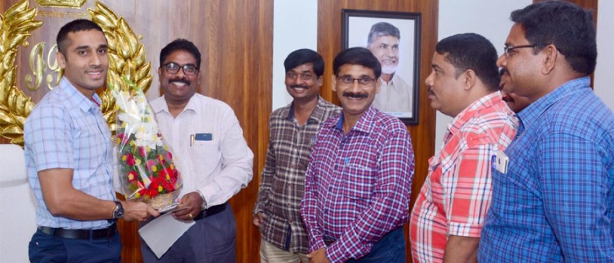 Police ministerial staff meets SP Vishal Gunni in Kakinada