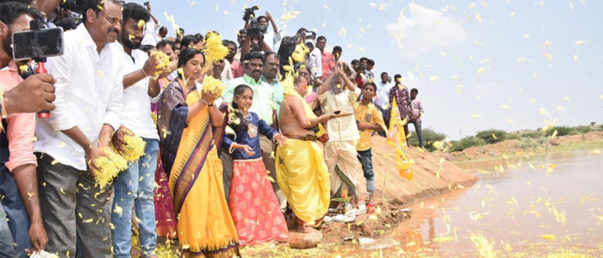 Minister Paritala Sunitha releases water to Bandameedapalle