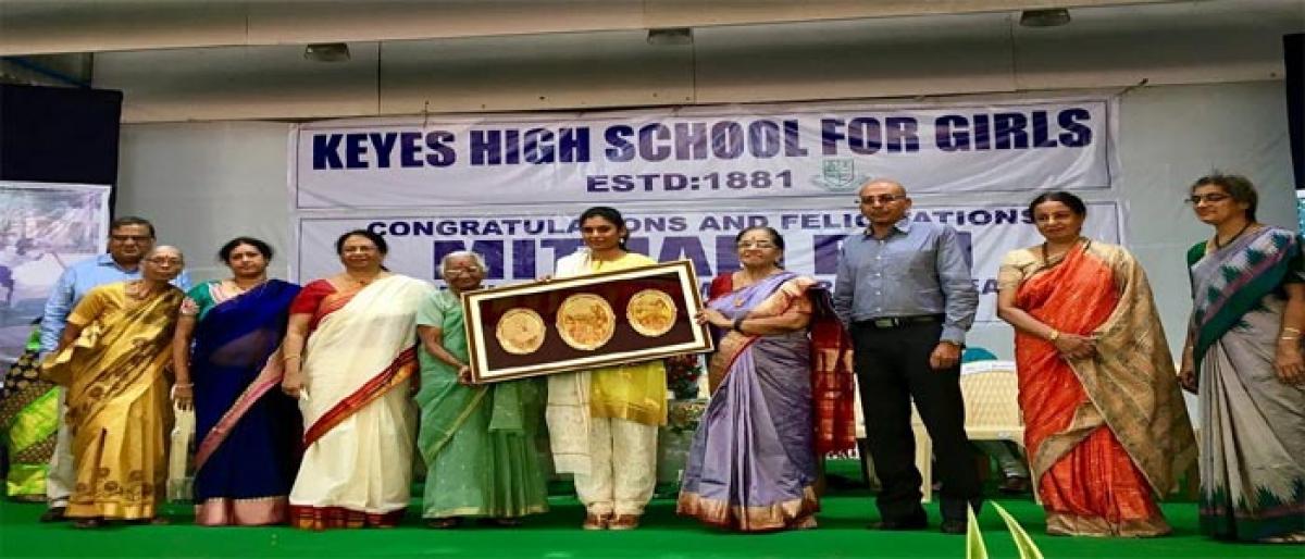 Mithali turns emotional at Keyes High School