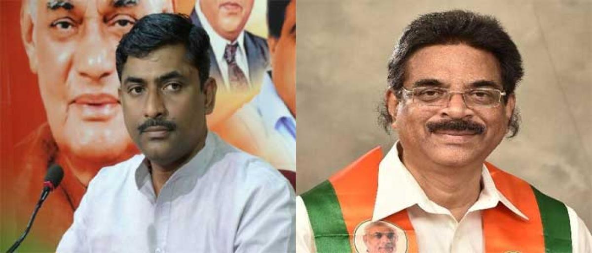 Dattatreya makes way for Muralidhar Rao?