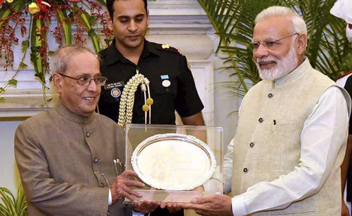 PM Modi Hosts Dinner For Pranab Mukherjee, Presents Memento