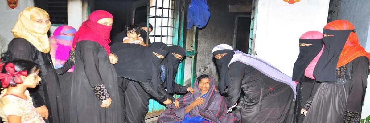 Momin Committee warms shelterless people with blankets in Khammam