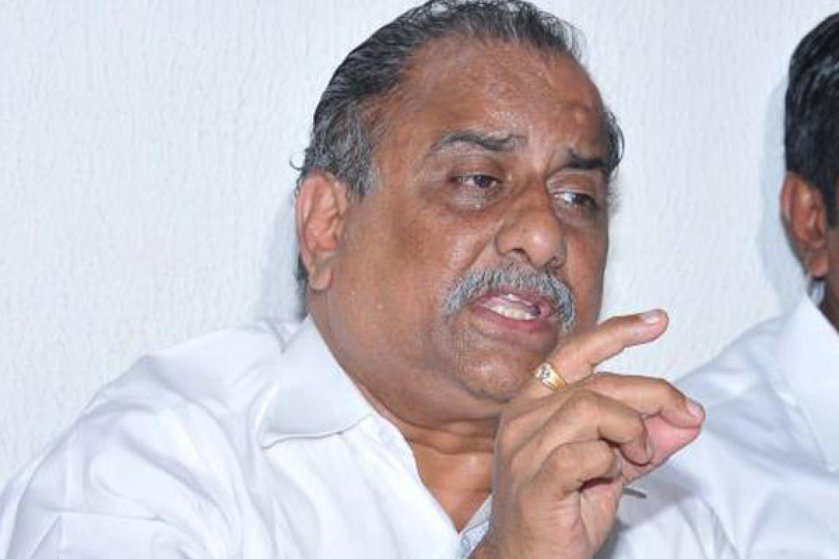 Kapu leader Mudragada meets TDP leader Motkupalli Narsimhulu