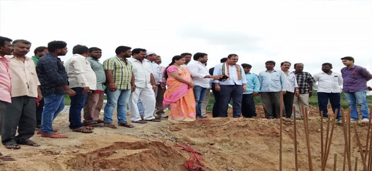 Congress leader lauds Shanthi for taking up sewerage line works