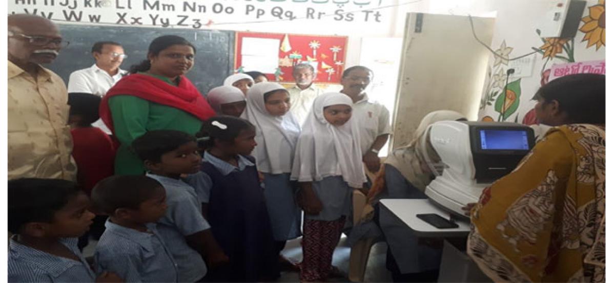 Corporator Bobba Navatha Reddy visits Kanti Velugu centre