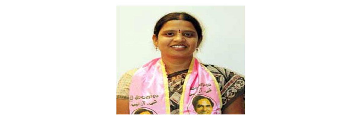 Navatha Reddy campaigns for Arekapudi Gandhi