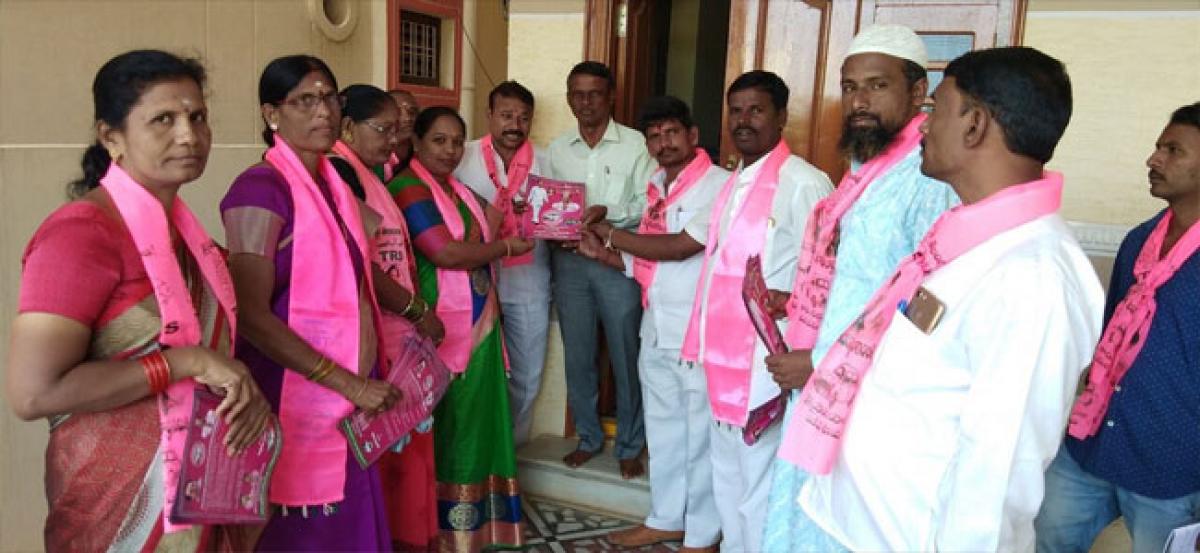 Sangeetha conducts door-to-door campaign