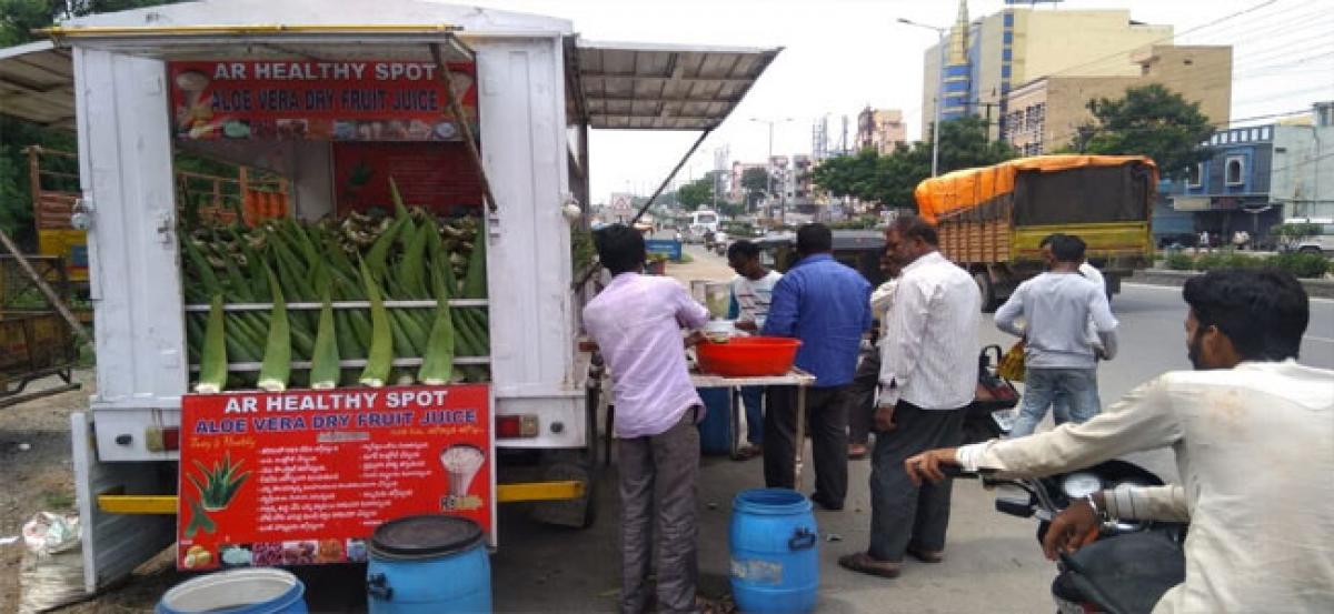 Kamar ghat juice, a new fascination for commuters in Santosh Nagar