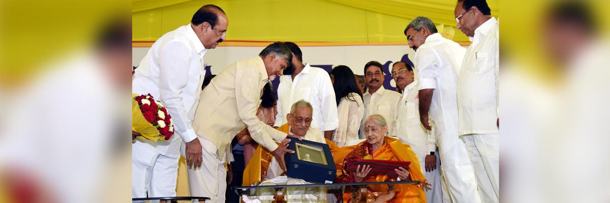 CM Naidu felicitates Yadlapati Venkata Rao couple