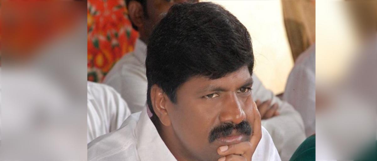 TRS MLA serves notices to Congress leaders, TV channels